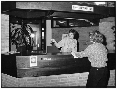 843722 Afbeelding van Yvonne Feijs aan de balie Zuiveringsheffing in het Provinciekantoor (Pythagoraslaan) te Utrecht, ...